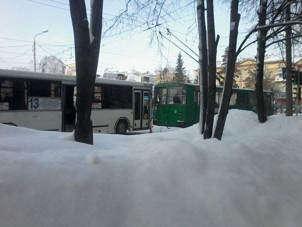 Автобус №13 врезался в троллейбус №13